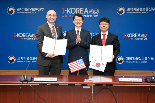 7일 정부과천청사에서 벤 부시 미국 NASA 탐사분야 수석연구원(왼쪽부터), 최원호 과기정통부 거대공공연구정책관, 최영준 천문연 우주과학본부장이 '달착륙선 탑재체 공동개발을 위한 합의문' 을 체결하고 기념촬영을 하고 있다.  과기정통부 제공